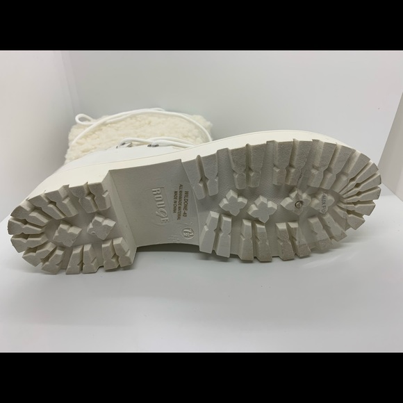 Woman’s 7.5 faux nubuck white boots 👢 - Picture 9 of 13